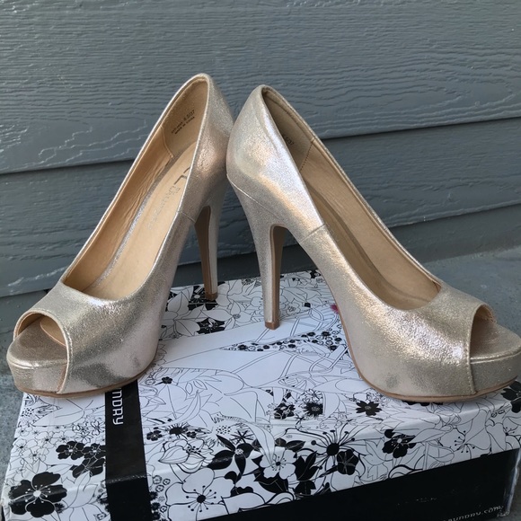 Champagne/Gold Peep Toe Platform Heel Pumps - Picture 4 of 7